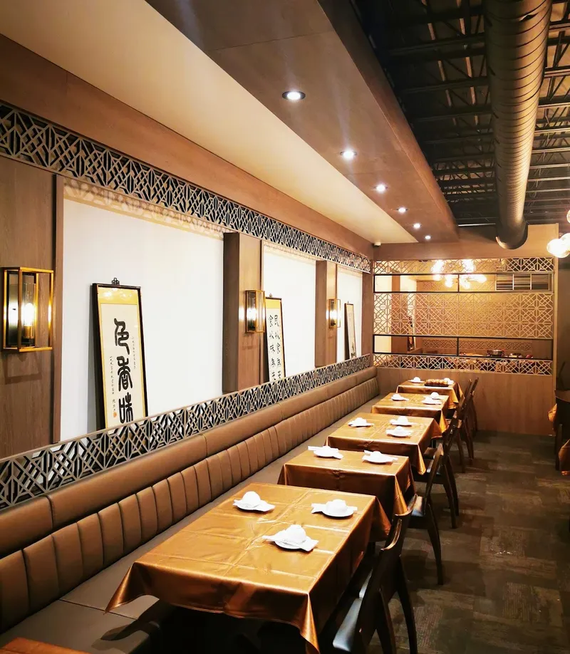 Dine & Dim character-shaped piggy custard buns