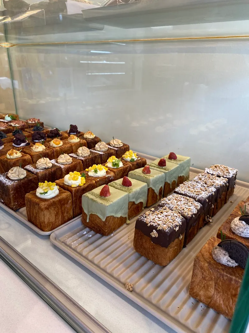 Kream Dessert matcha cube croissant