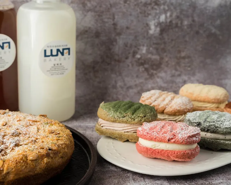 Luna Bakery matcha dacquoise and Seoul latte